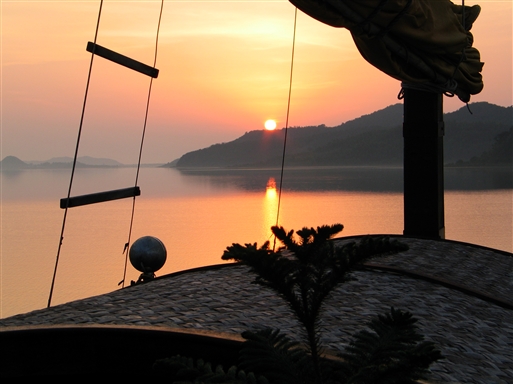 Nyd den smukke solnedgang ombord p� b�den