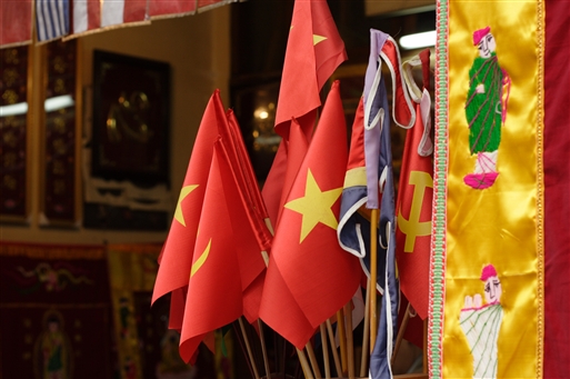 Vietnams i�jenfaldende flag. Skal du have et med hjem?