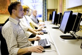 Der er IT lokale med adgang til 8 arbejdsstationer med fri adgang til internet
