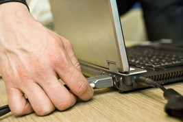 Der fastmonteret storskærmsprojektor i samtlige mødelokaler. Der er endvidere adgang til at låne bærbar PC'er.