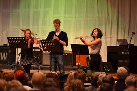 Fra venstre er det Thea, Mikkel og Flavia. Foran på scenen er Signe Marie på kontrabas og Søren på klaver. De sidstnævnte er ikke med på billedet.