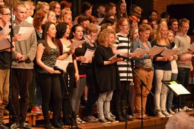 Et kor af elever fra 1k, 2k og 3k synger Palestrina.