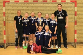 Meget stolte U10 Piger (Mejrup A) med gulmedaljerne om halsen. STORT TILLYKKE TIL PIGERNE.