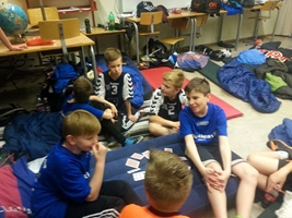 U12 drenge hygger i deres klasselokale imellem kampene. Til Kondi Cup er det sociale samvær i højsædet.