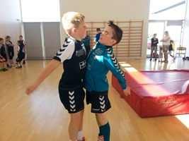 Jonathan og Simon (U10 drenge) demonstrerer rigtig "mandfolke-opvarmning"