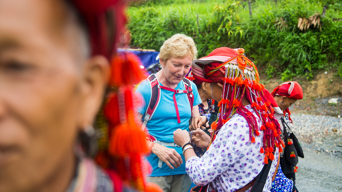 Dansk gæst snakker med lokal kvinde fra Red Dao-stammen.