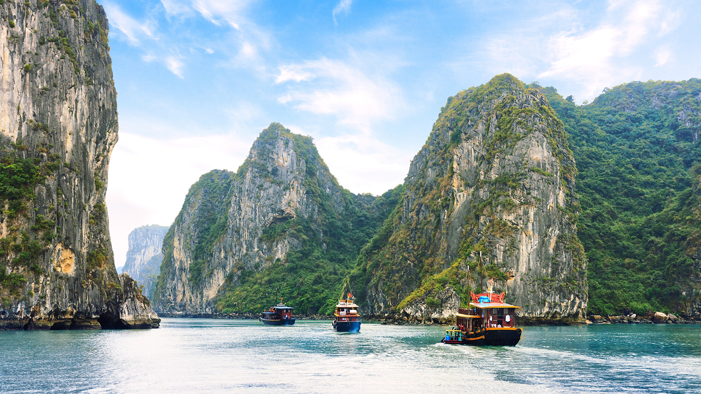 Skibe sejler i Halong Bay.