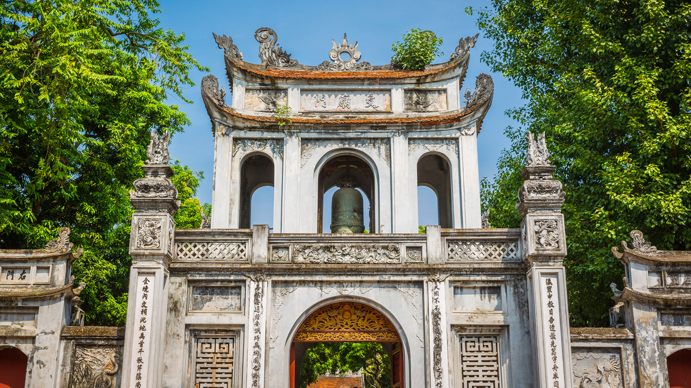 Religiøs bygning med klokke og fine inskriptioner i Vietnam.