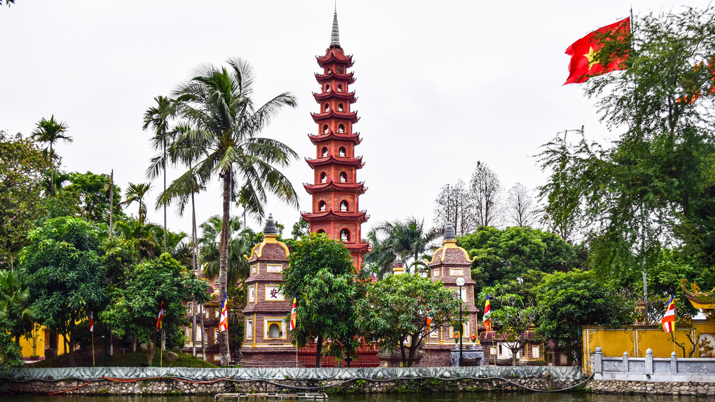 Vietnamesisk pagode omgivet af frodige træer. 