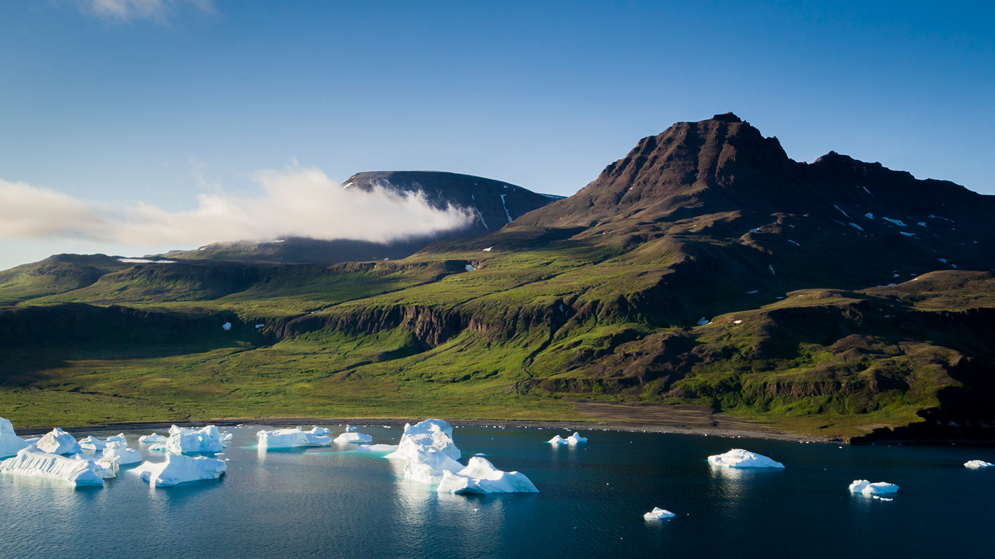 Diskobugten: Fjord med isbjerge i forgrunden, med store granitbjerge i baggrunden.
