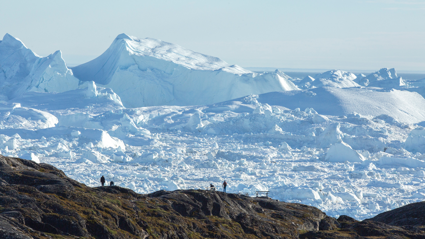 Trekking i Diskobugten: Vandrere nyder udsigten og indlandsisen. 