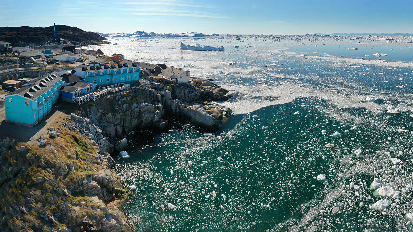 Hotel Icefiord i Ilulissat med udsigt til isbjergene i Diskobugten.