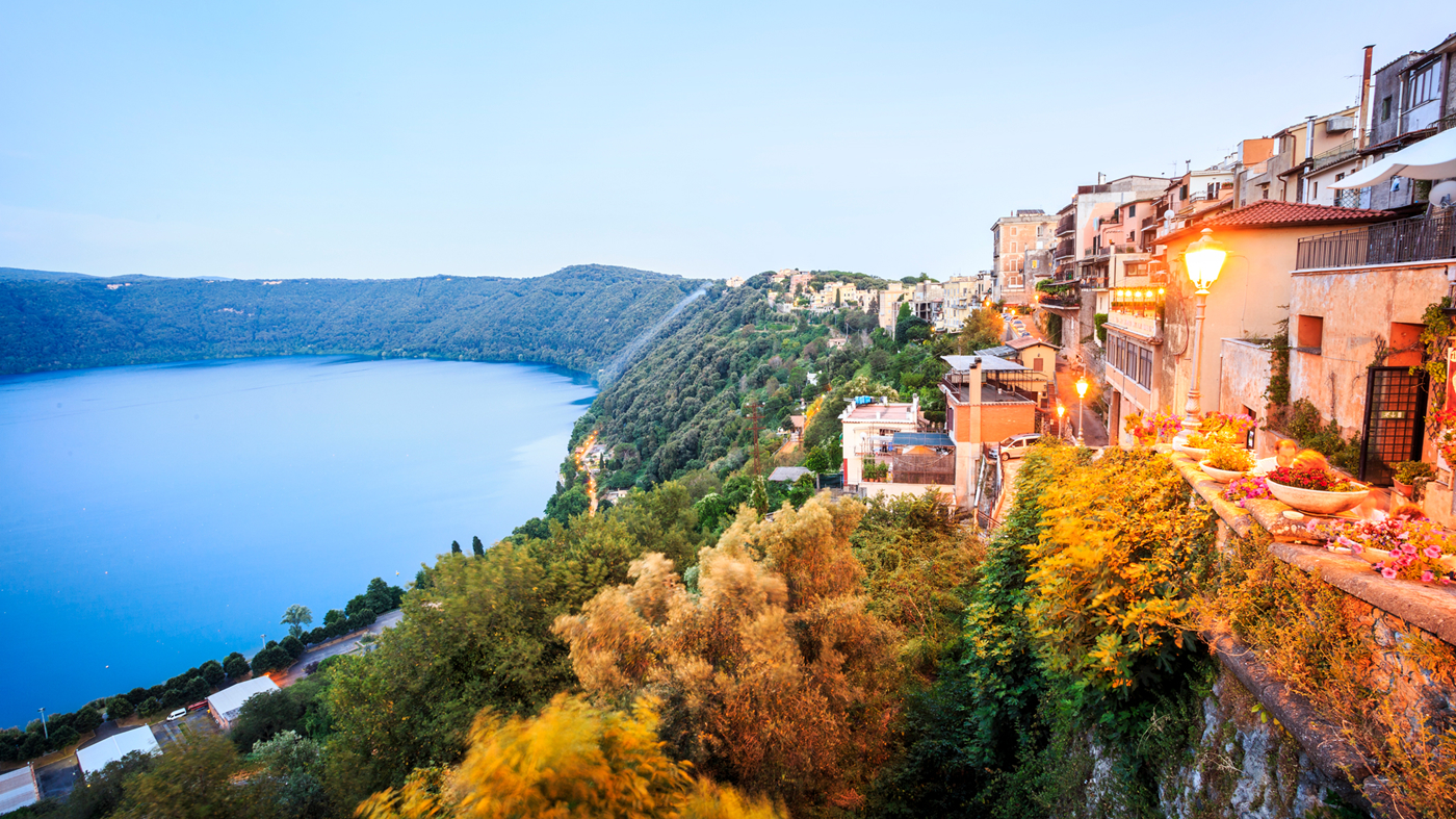 Udsigt fra landsby over blå lagune i Italien.