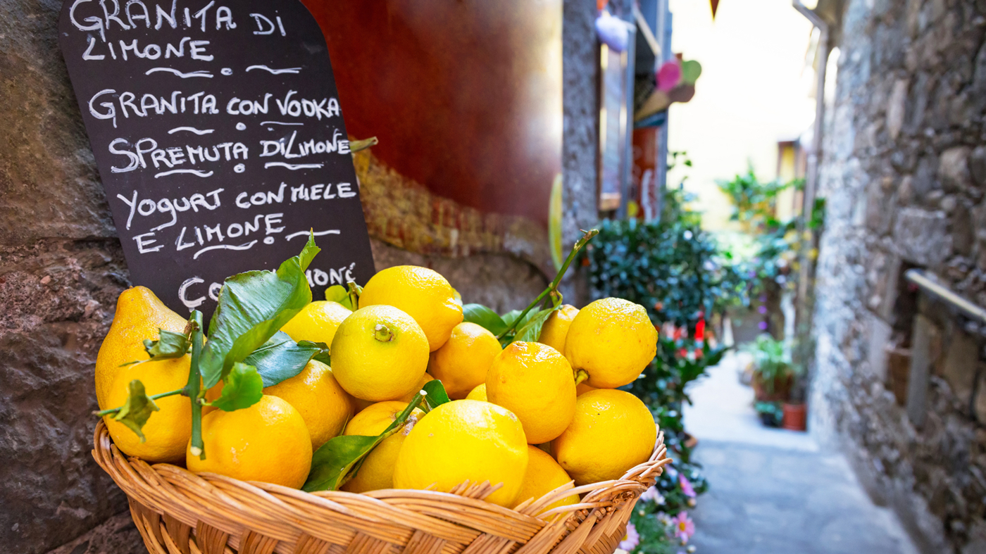Kurv med citroner i charmerende italiens gyde.