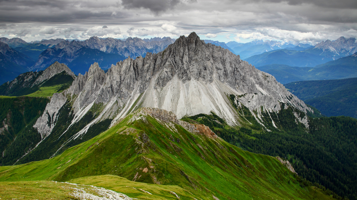 Dolomitterne med mørke skyer i horisonten.