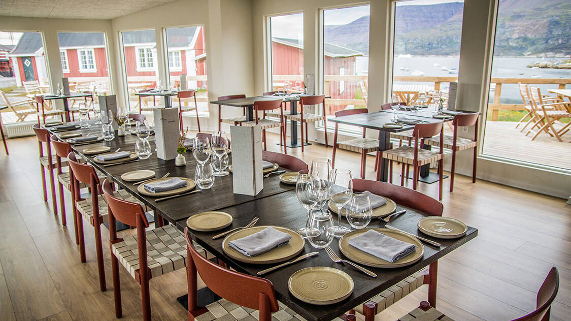 Fint dækket bord på restaurant på Hotel Disko Island 