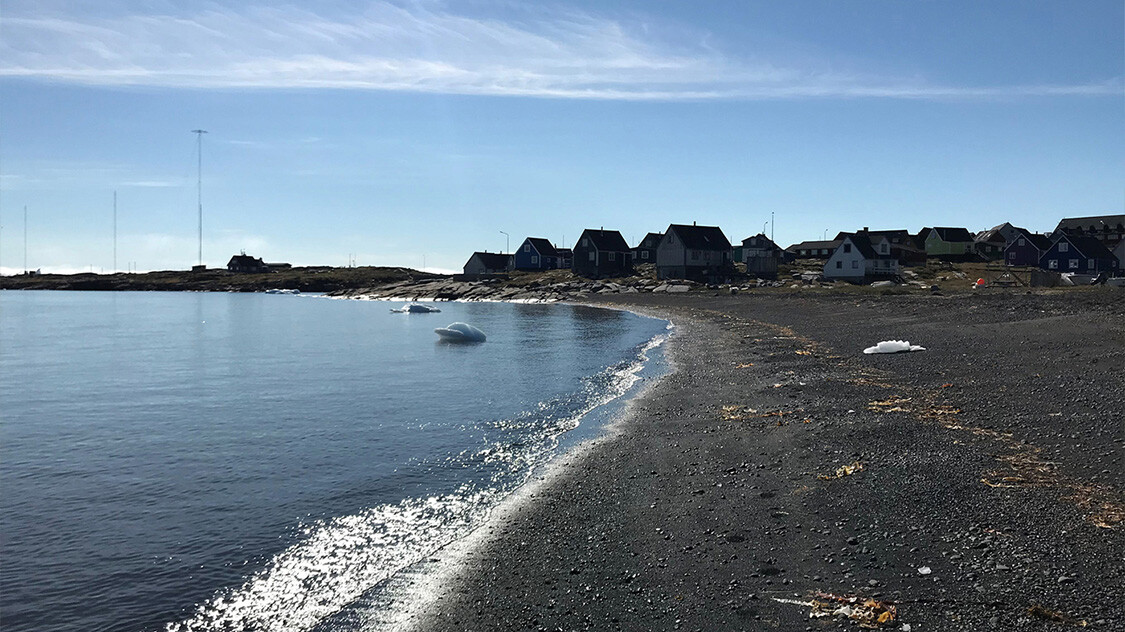 Strand med sort sand på Diskoøen i Grønland