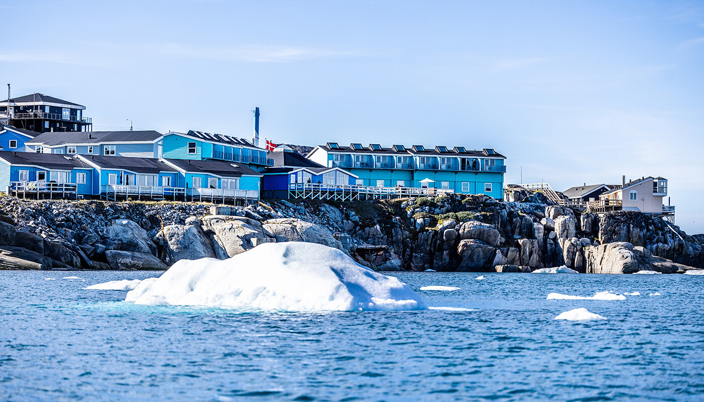Hotel Icefiord med isbjerg i forgrunden