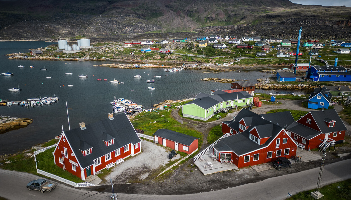 Hotel Disko Island ligger lige ud til Qeqertarsuaqs havn