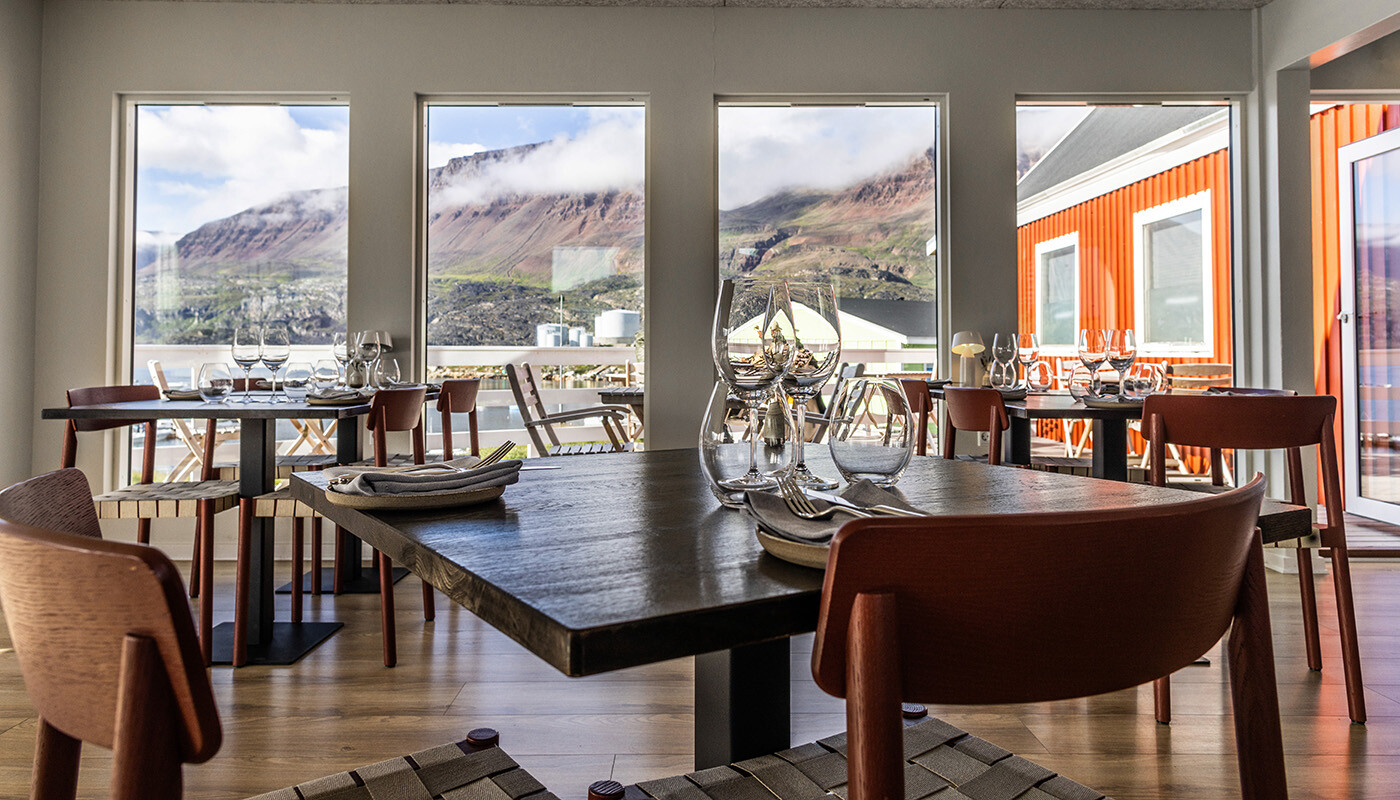 Hotellets restaurant med udsigt til basaltbjerge
