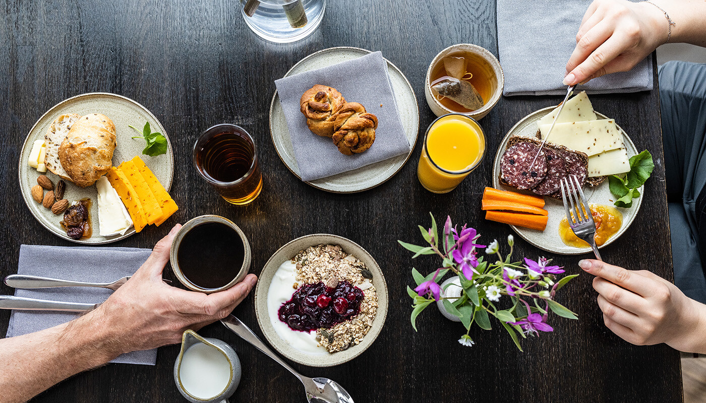 Morgenmaden indtages i restaurantbygningen