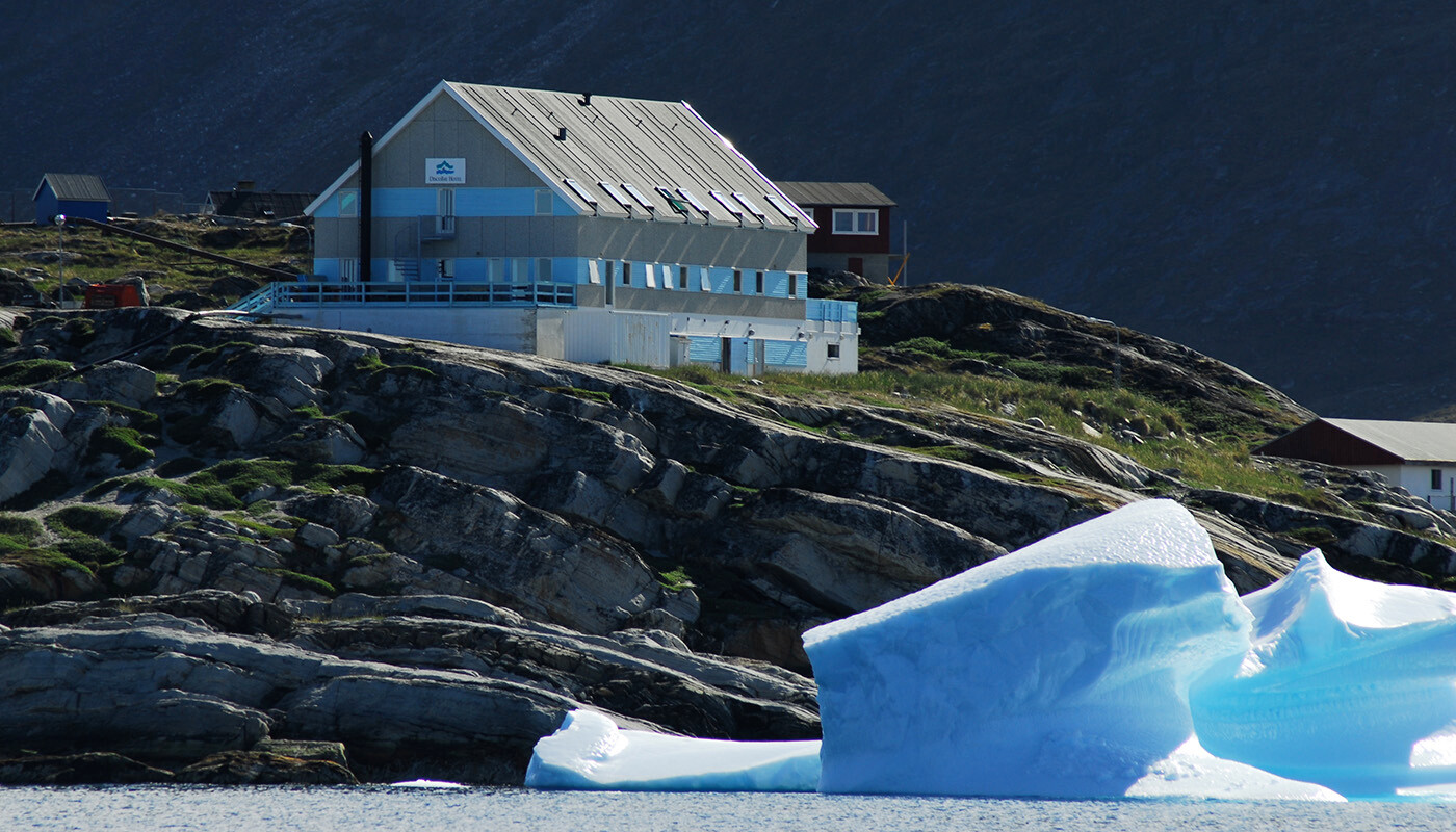Hotel Diskobay med isbjerge i forgrunden