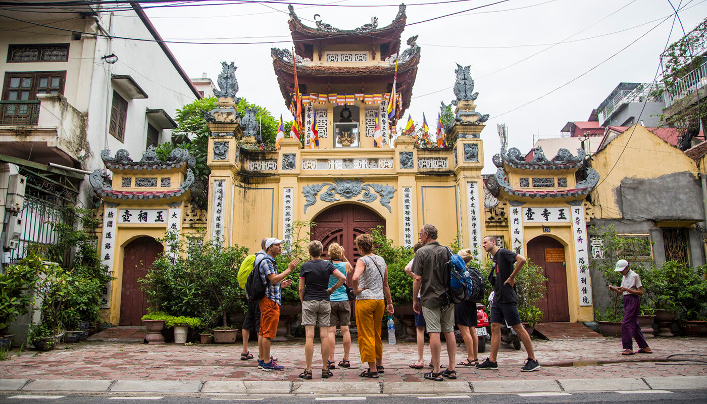 Turister foran tempel
