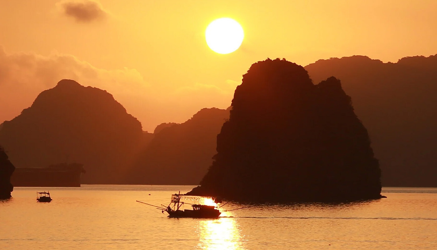 Solnedgang over Halong bay