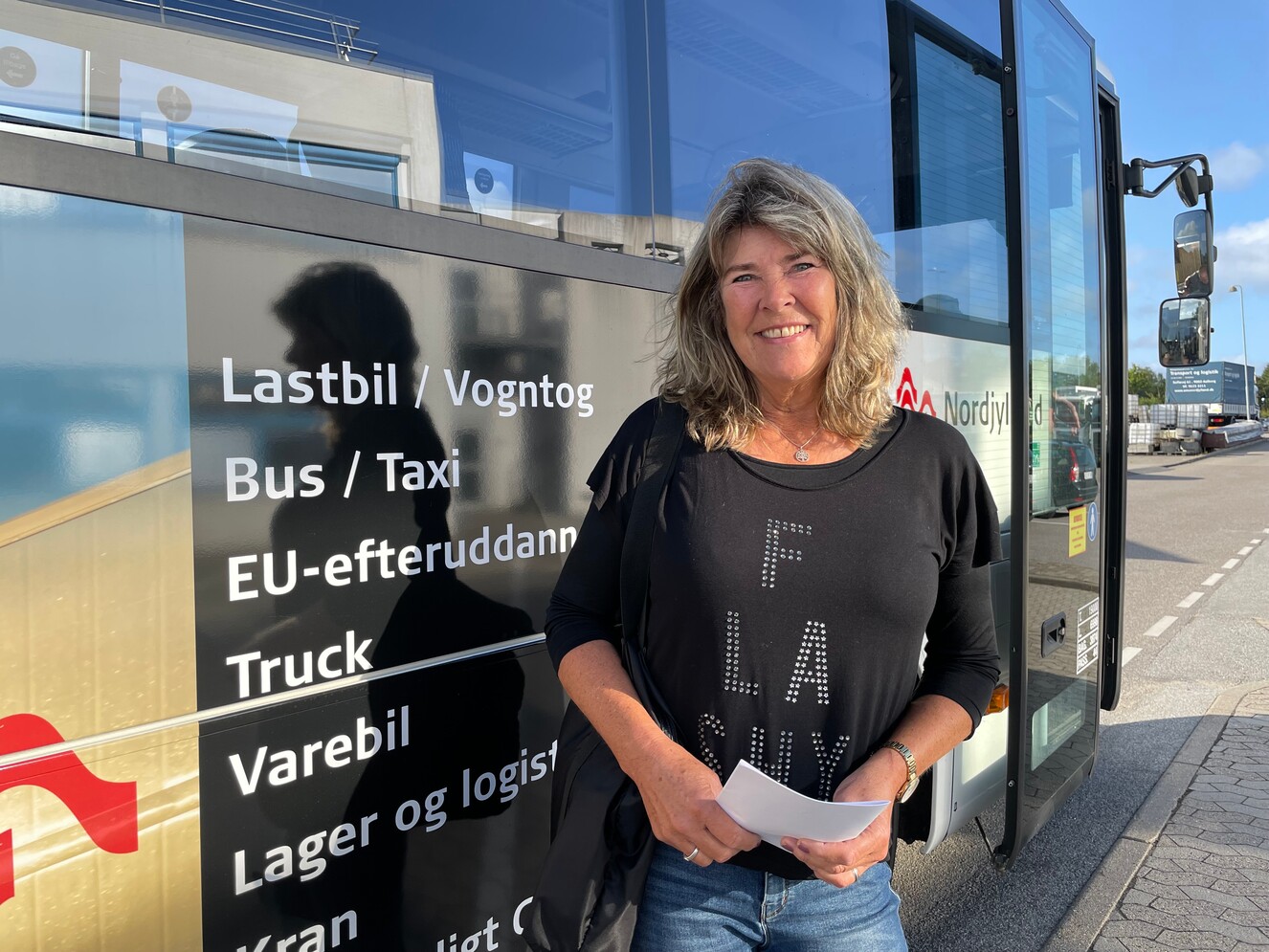 AMU-kursist Gitte Sanne Bille gider ikke længere lange arbejdsdage med administrative opgaver. Hun vil være buschauffør.