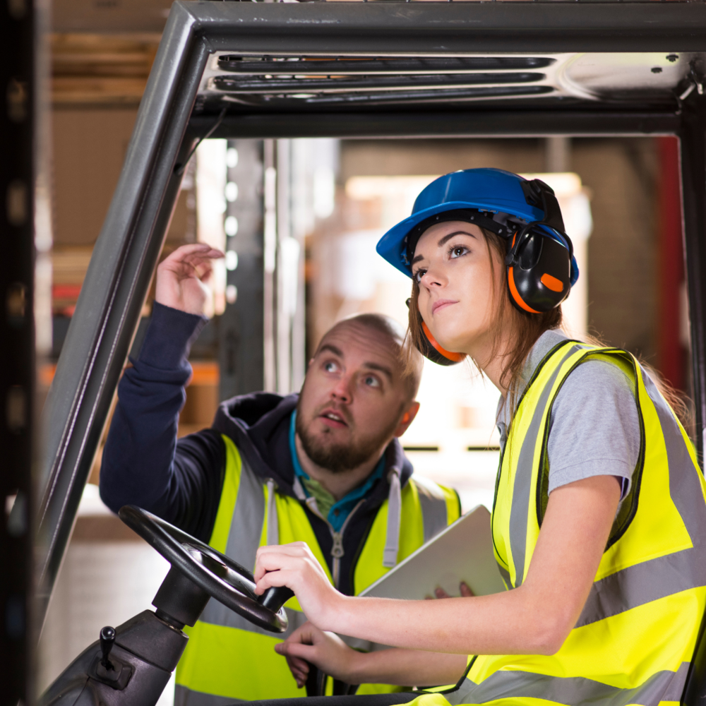 Mentor uddannelse til forskellige brancher
På din uddannelse vil der typisk sidde deltagere fra forskellige virksomheder og brancher. Det giver grobund for mange gode snakke og indsigt i, at problematikkerne på arbejdsmarkedet ikke altid er så forskellige som de brancher, der er repræsenteret på kurset.