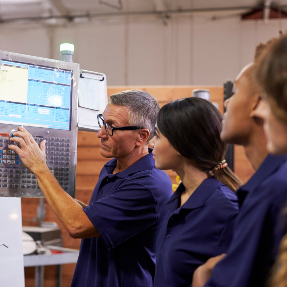 Book et virksomhedshold til jeres mentor uddannelser
Har I mange medarbejdere, der skal tage uddannelsen som mentor på en gang, er det muligt at booke et virksomhedshold.

Når alle kommende mentorer gennemgår den samme undervisning om teorier og komplekse, udviklingsorienterede problemstillinger, kan I med baggrund i jeres fælles læring sætte retning for, hvordan mentorordninger skal fungere i jeres virksomhed, med fokus på de problemstiller I måske allerede kender til.

Ønsker I at booke et helt virksomhedshold til mentor uddannelsen, så kontakt os på tlf. 76 37 37 37.