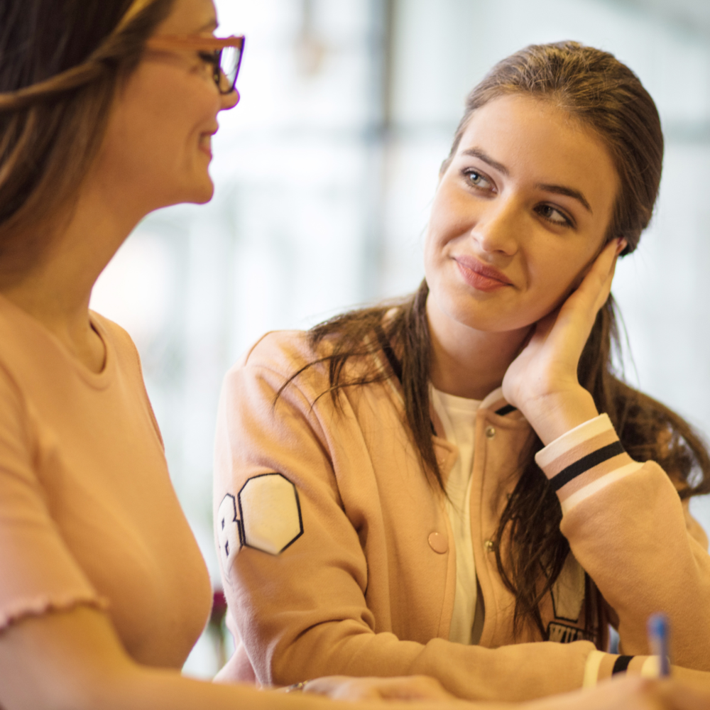 Hvor lang tid tager mentor uddannelser?
Kurset 'Mentor uddannelse for erfarne medarbejdere' tager 5 dage i alt.

Forløbet kan være planlagt som 5 dage efter hinanden, eller det kan være delt i to, så der er tid til at komme hjem og arbejde med tingene i virksomheden ind i mellem.

Du kan se, hvordan dit forløb er planlagt, før du tilmelder dig.