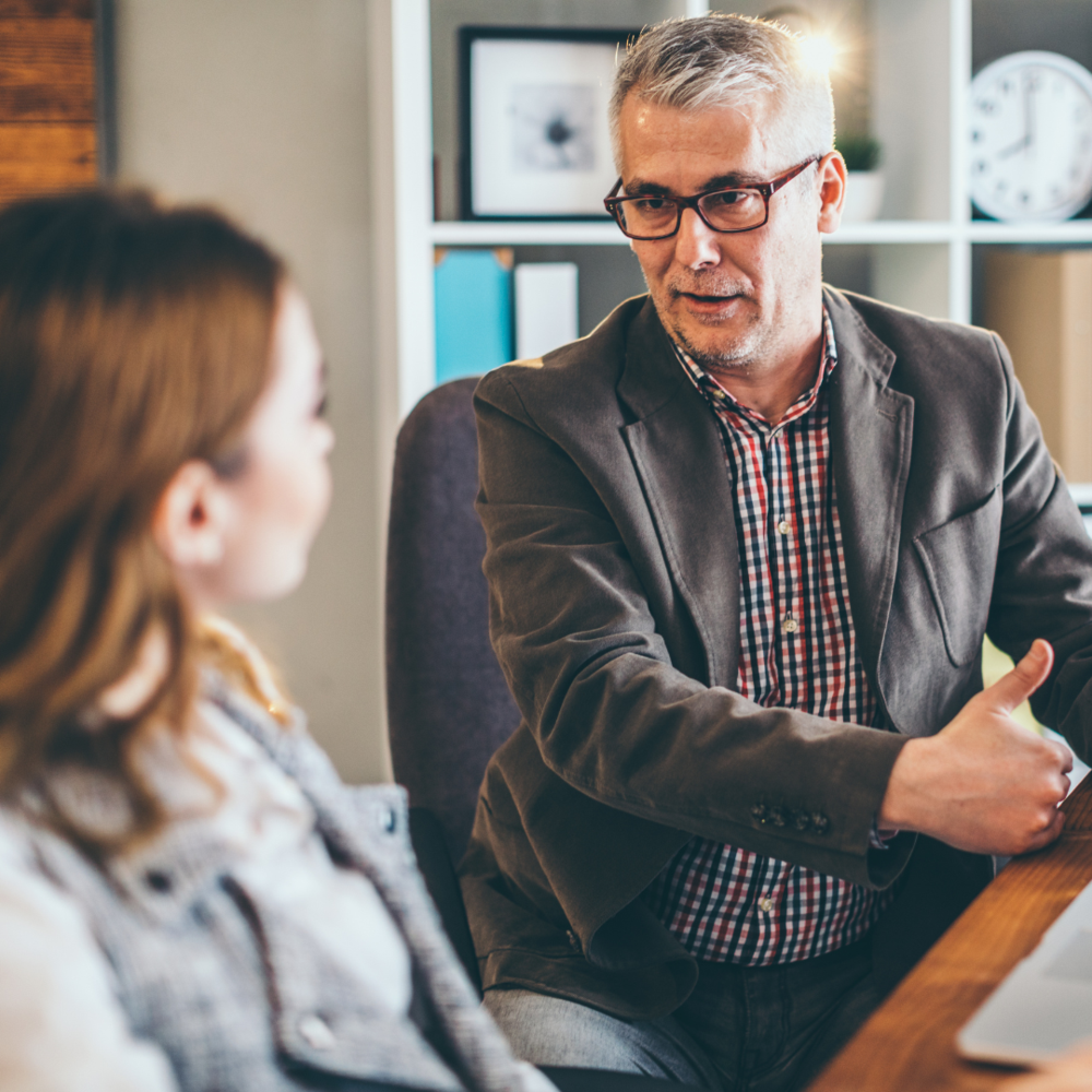 Hvad er en mentor?
En mentor er en erfaren medarbejder, der med sin erfaring hjælper nye kolleger godt i gang på arbejdspladsen.