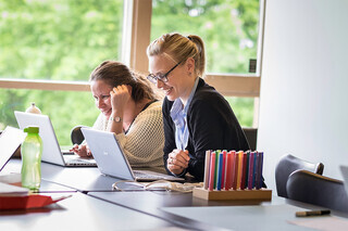 Grafisk design med Adobe og AI