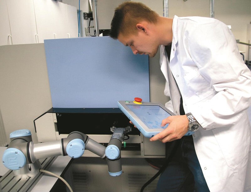 IMG_0492_Frederik_robotarm_v_maskine_-_web_(1)