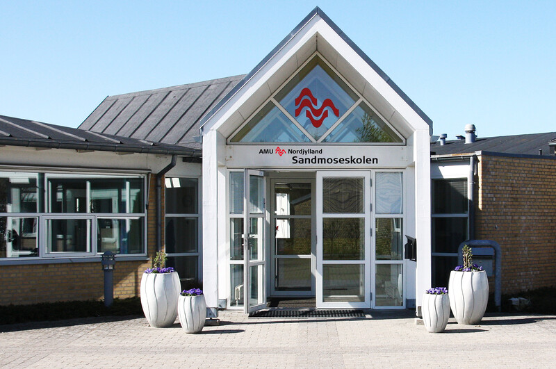 Sandmoseskolen_facade_med_navnekorrektion
