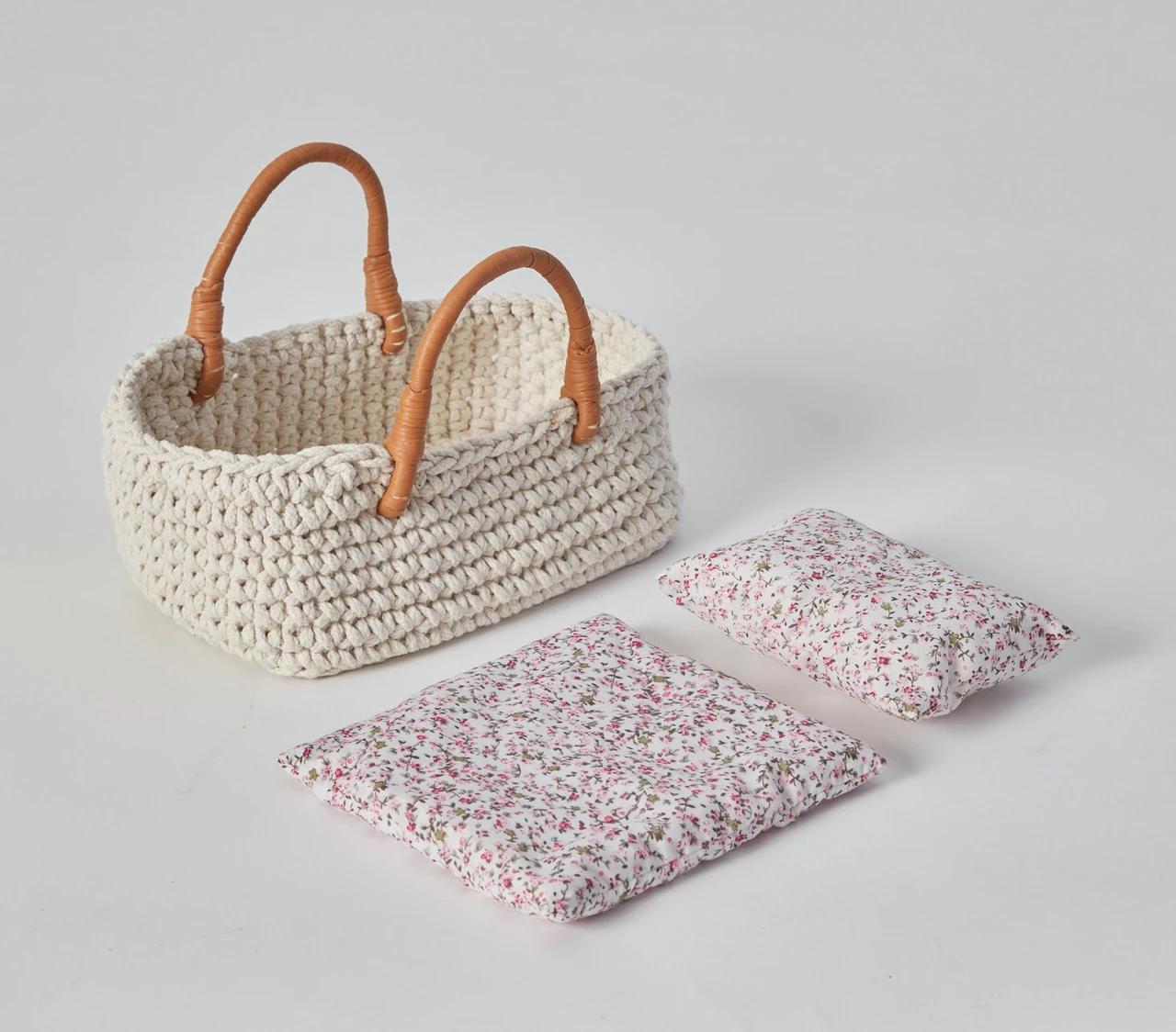 KNITTED DOLL BASKET, 25 CM.