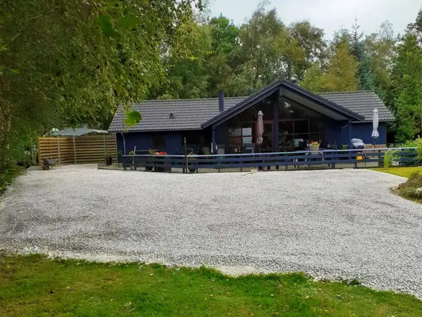 Indkørsel belagt med hvide ærtesten