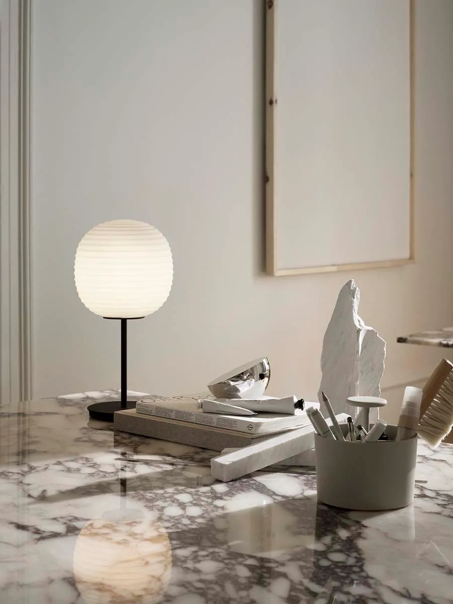 Dingy cabriolet telex Lantern bordlampe | Se lampen fra New Works her
