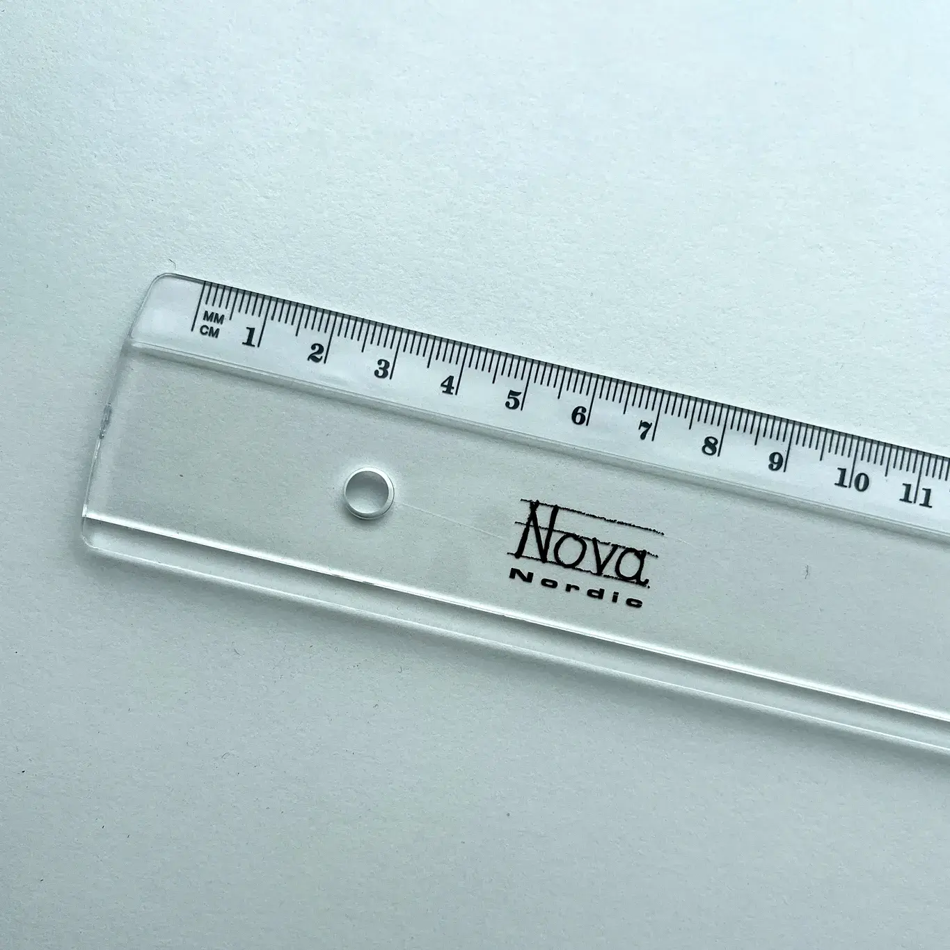 Nova lineal - Praktisk og holdbar plast 40 cm
