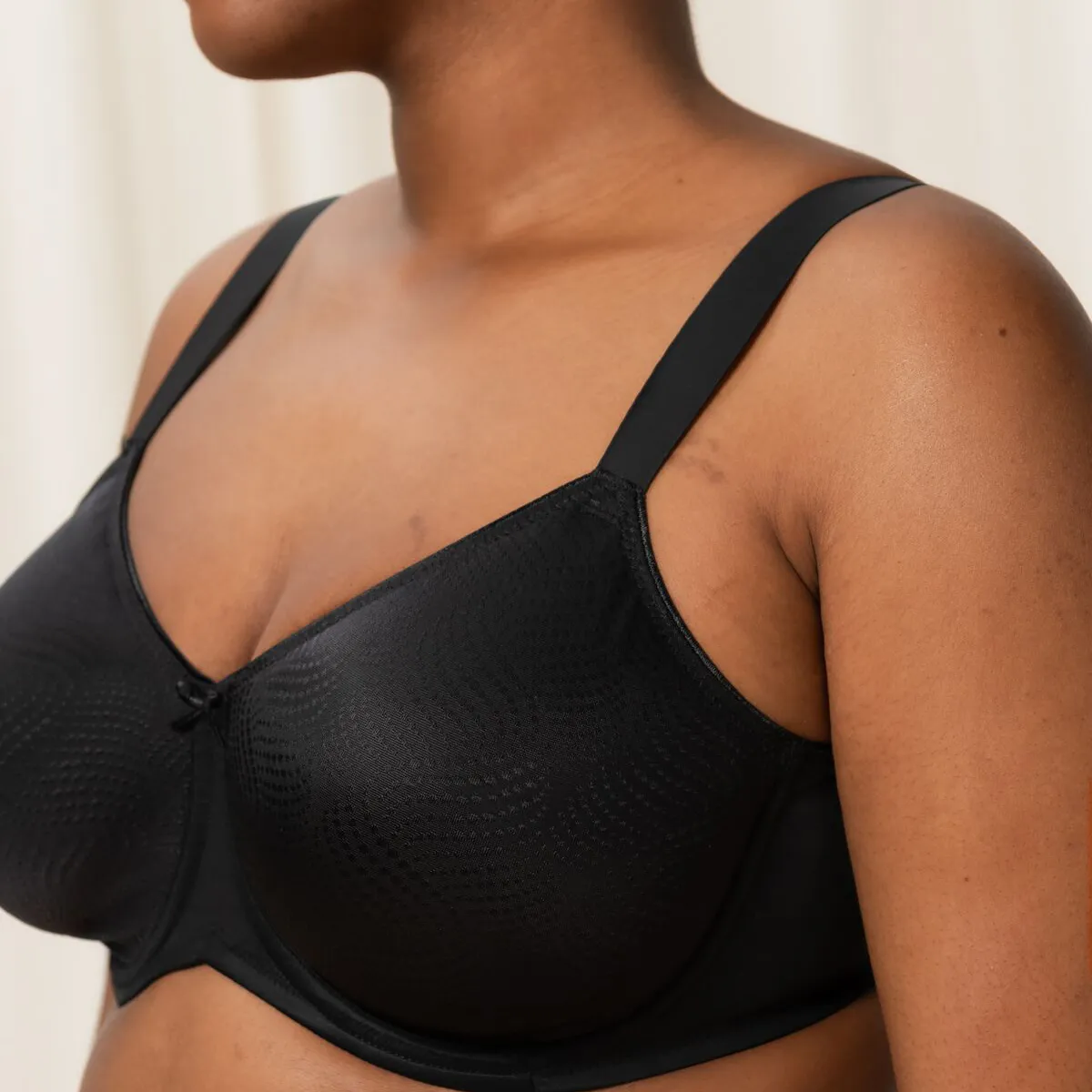 Triumph Essential Minimizer W wire bra, black • Price 39 €