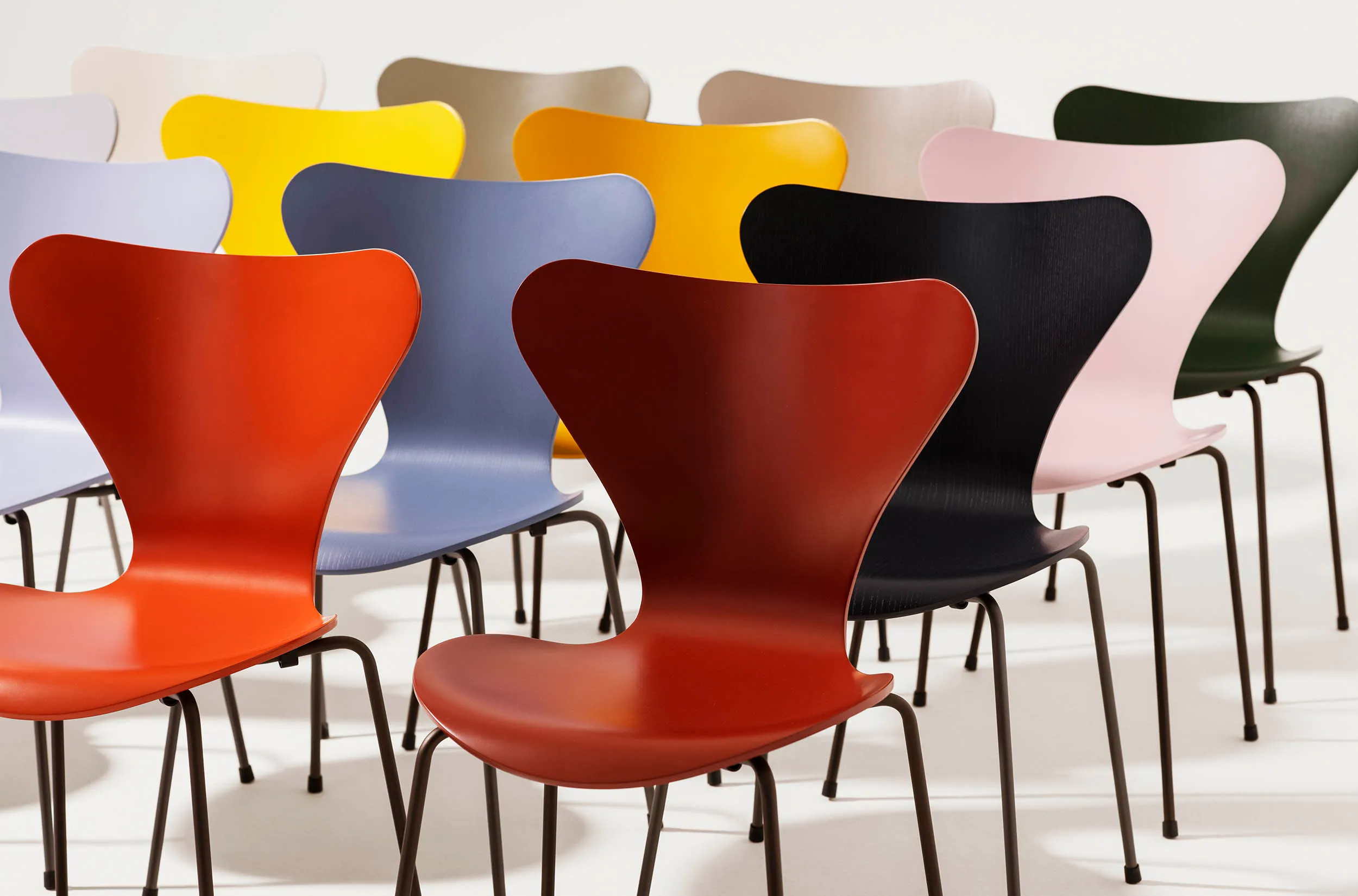 enkelt gang Væve strategi Arne Jacobsen Syver stol i farvet ask | Køb stolen fra Fritz Hansen her