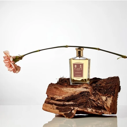 Eau de Parfum Leather Oud in 100 ml. from Floris