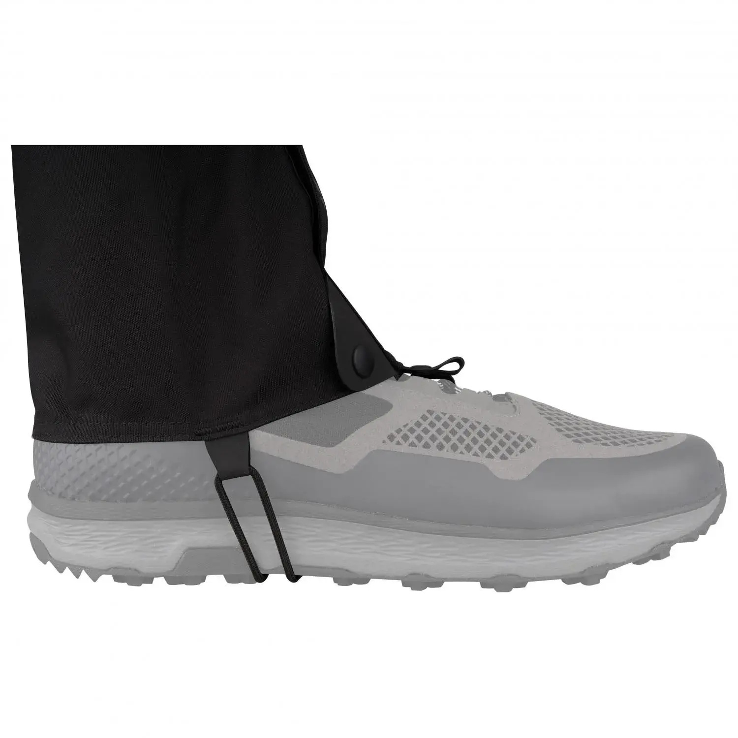 Kort sort gaiter set fra siden på en grå sko med en rem under sålen og en krog i snørebåndet