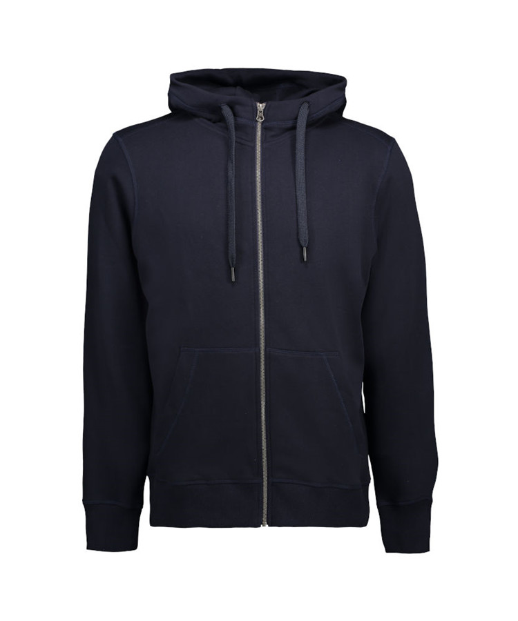 Oplev komfort og stil med ID Hættetrøje med Lynlås til mænd i klassisk navy. Denne hættecardigan er designet med en praktisk kængurulomme, en høj lynlås og snøre i hætten, hvilket giver dig mulighed for at tilpasse både pasform og stil. Den robuste kvalitet og den bløde, børstede inderside sikrer varme og behagelighed, perfekt til både hverdag og afslapning. Med ribkant ved ærmerne og bunden får du et moderne look, der aldrig går af mode.

- Klassisk design med kængurulomme.
- Gennemgående lynlås for nem på- og aftagning.
- Justerbar hætte med snøre.
- Rib ved ærmerne og bunden for en sikker pasform.
- Blød, børstet inderside for optimal komfort.
- Holdbar kvalitet, der er egnet til daglig brug.