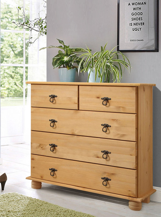Kommode FOTINA mit 5 Schubladen aus Kiefer in gebeizt geölt