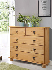 Kommode FOTINA mit 5 Schubladen aus Kiefer in gebeizt geölt