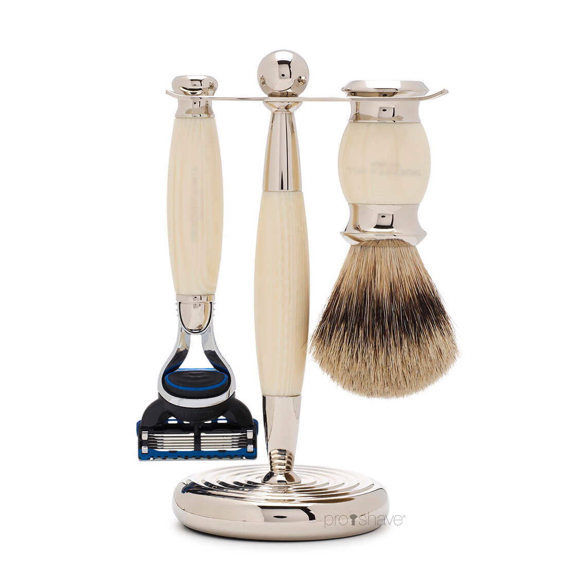 Se Truefitt & Hill Barbersæt med Fusion Skraber, Grævlingebørste og holder, Edwardian, Faux Ivory hos Proshave