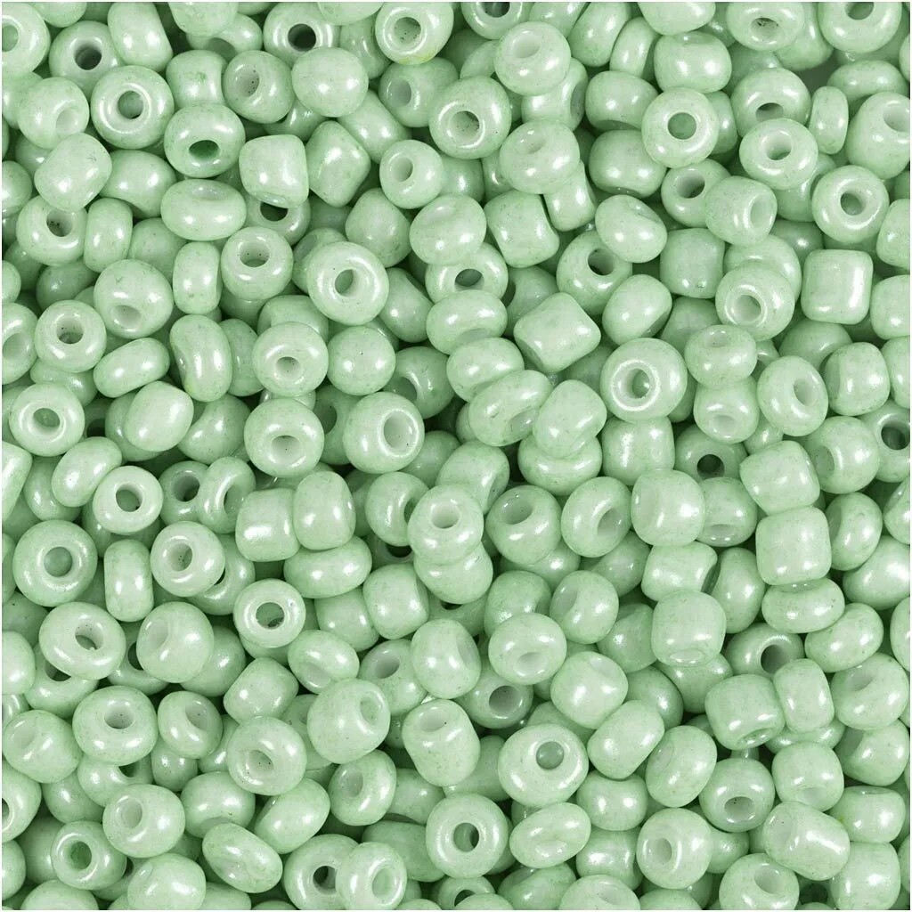 Rocaiperler diam. 3 mm, str. 8/0 hulstr. 0,6-1,0 mm lys grøn 25 g pr pakke