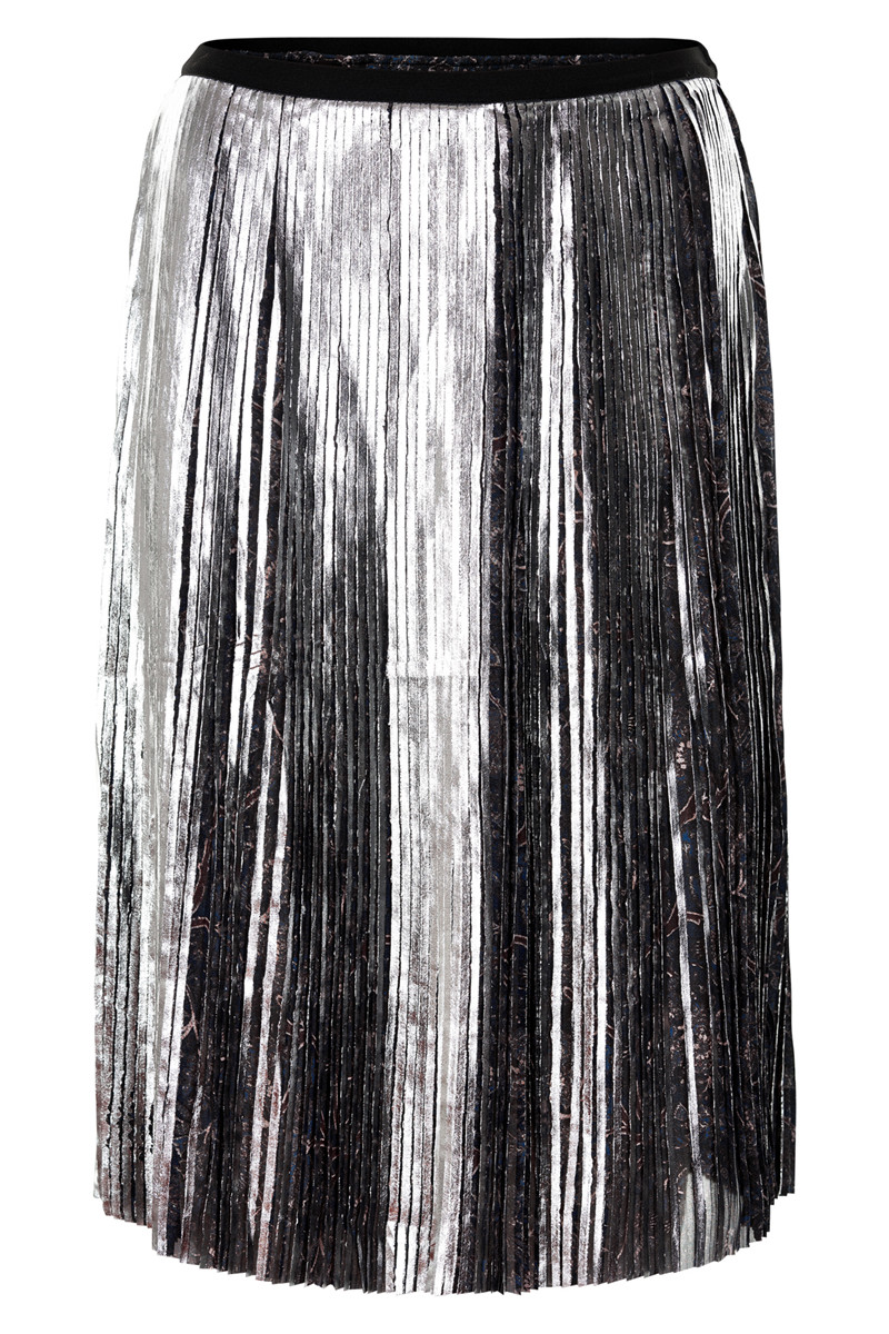 Nederdel i plissé. Den er metallic på forsiden af plisséen på bagsiden af plisséen er det prints... Det giver et super flot spil 100 % polyester - Shop MUNTHE OASIS NEDERDEL (Blå) i farven Blå Stort udvalg af dametøj eller lingeri fra Munthe.